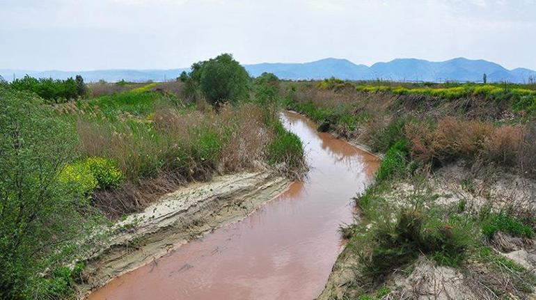 Nif Çayı kırmızı aktı; çifti tedirgin oldu