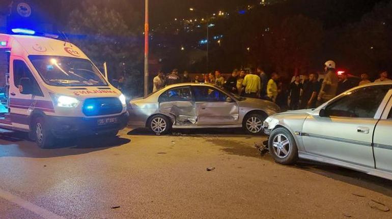 İzmir’de iki otomobil çarpıştı Yaralılar var...