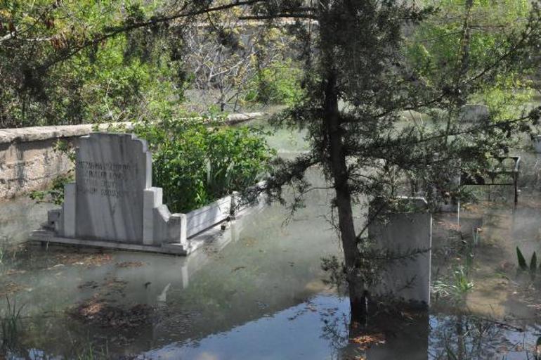 Karların erimesiyle baraj taştı, mezarlık suyla doldu