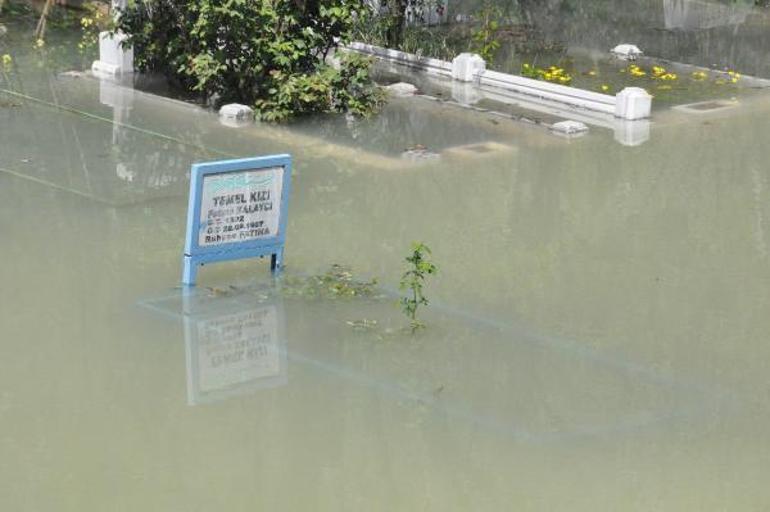 Karların erimesiyle baraj taştı, mezarlık suyla doldu