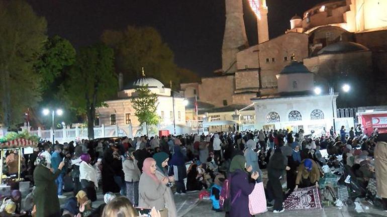 Kadir Gecesinde İstanbulda camiler doldu taştı
