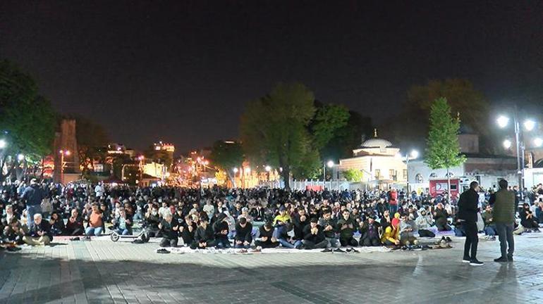 Kadir Gecesinde İstanbulda camiler doldu taştı