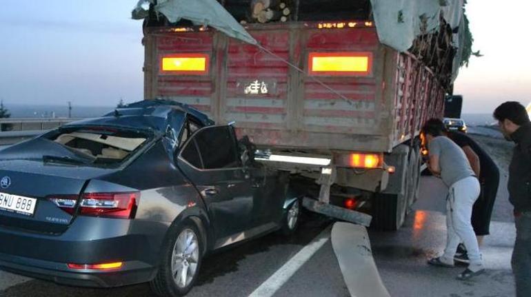 Konyada korkunç kaza Otomobil, TIRın altına girdi