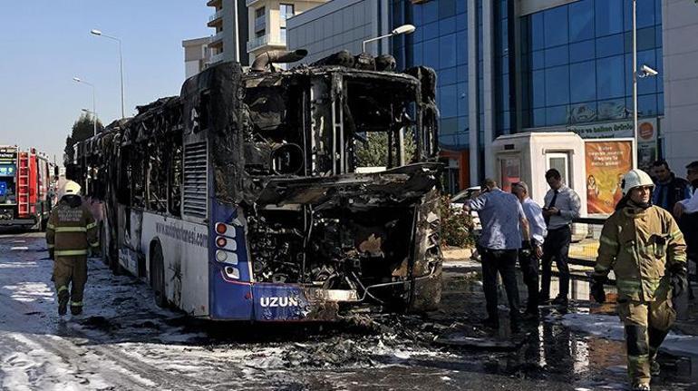 15 yolcunun bulunduğu belediye otobüsü alev alev yandı