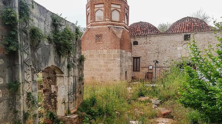 1 yılda ziyarete açılacaktı, bakımsızlıktan yabani ot çıktı