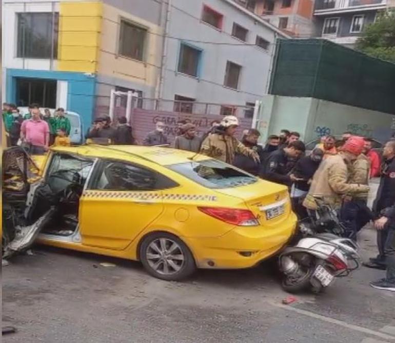 Son dakika... İstanbulda feci kaza Minibüs taksinin üstüne devrildi