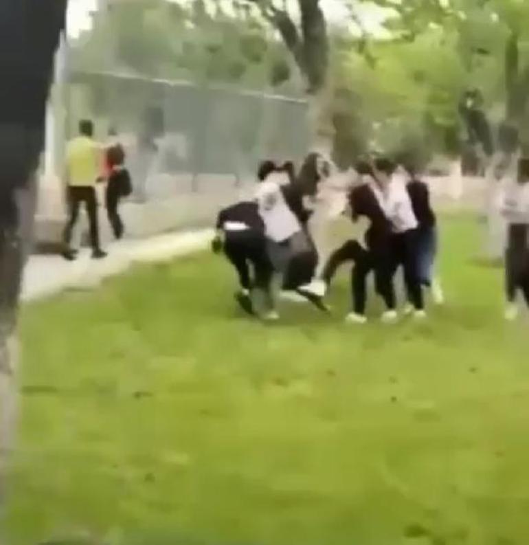 Liseli kızların kavgası kamerada