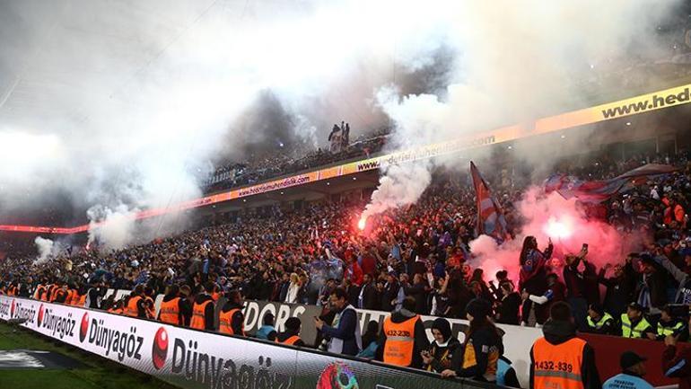 Trabzonspor - Antalyaspor maçı bitmeden seyirciler sahaya girdi Tarihe geçen görüntüler