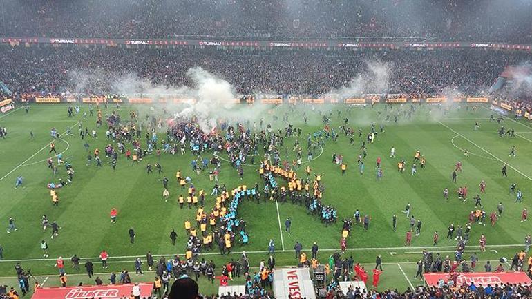 Trabzonspor - Antalyaspor maçı bitmeden seyirciler sahaya girdi Tarihe geçen görüntüler