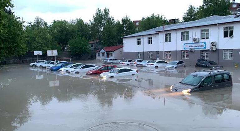 Şanlıurfa ve Adıyamanda sağanak yağış sele döndü