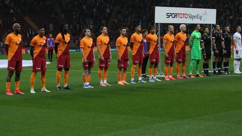 Galatasaray-Sivasspor maçında tansiyon yükseldi, saha karıştı