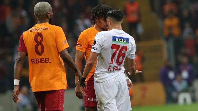 Galatasaray-Sivasspor maçında tansiyon yükseldi, saha karıştı