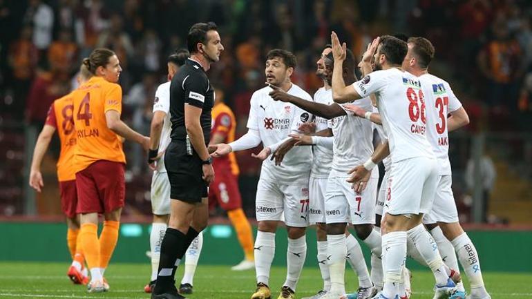 Galatasaray-Sivasspor maçında tansiyon yükseldi, saha karıştı
