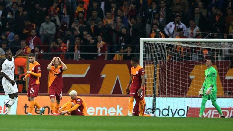 Galatasaray-Sivasspor maçında tansiyon yükseldi, saha karıştı