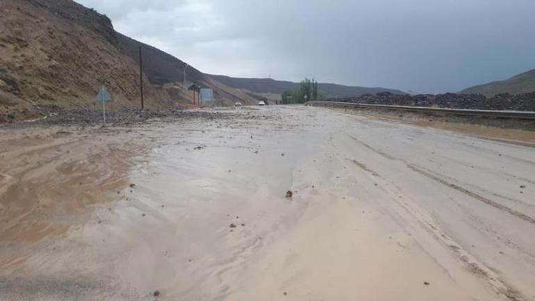 Iğdır’da yağmur sonrası heyelan: Iğdır-Erzurum yolu kapandı