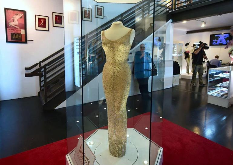 Dünyanın en pahalı elbisesinin sırrı 6 binden fazla kristalle gizledi