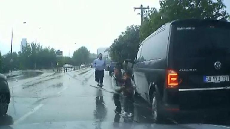 Ani manevrada aracın kapısı açıldı, çocuk yola düştü