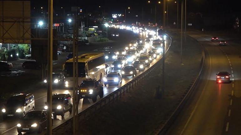 Tatilcilerin dönüş yolculuğu sürüyor Kilit kavşak trafik yoğunluğu gece de devam etti