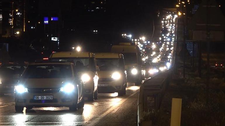 Tatilcilerin dönüş yolculuğu sürüyor Kilit kavşak trafik yoğunluğu gece de devam etti