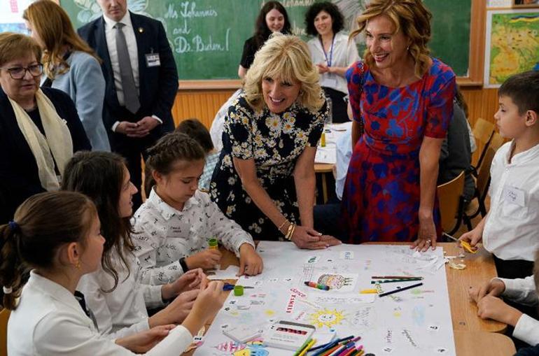 ABD First Lady’si Jill Biden, Romanya’da Ukraynalı sığınmacılarla görüştü