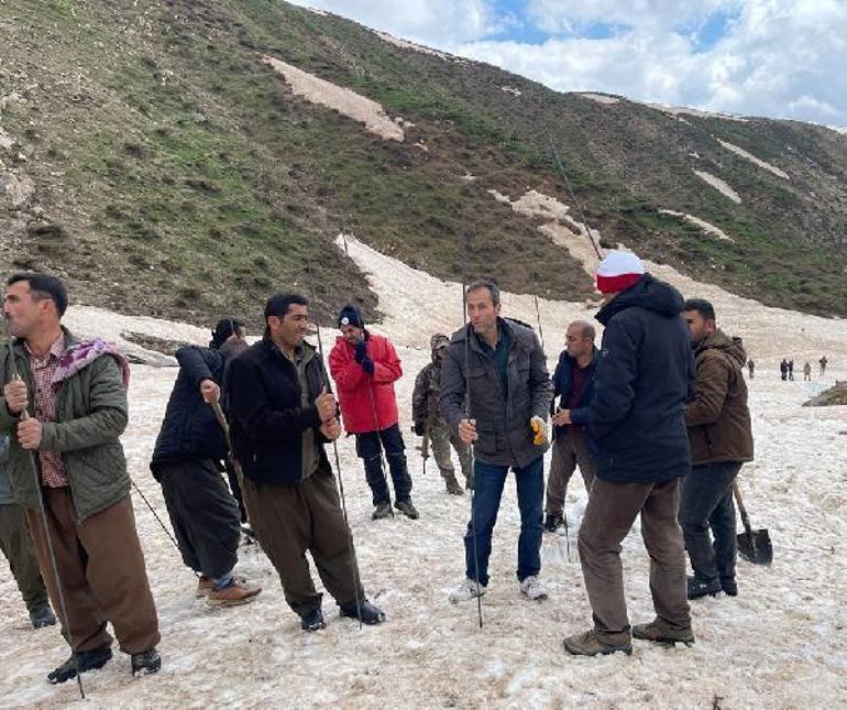 Çığ altında kalan İranlının cesedi bulundu, 2 kuzen aranıyor