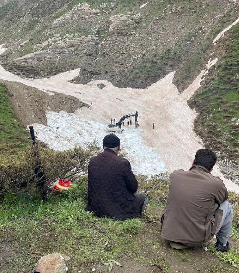 Çığ altında kalan İranlının cesedi bulundu, 2 kuzen aranıyor