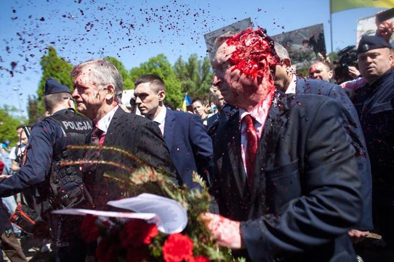Son dakika... Rus büyükelçiye kırmızı boyalı saldırı Mezarlıkta Katil sloganları