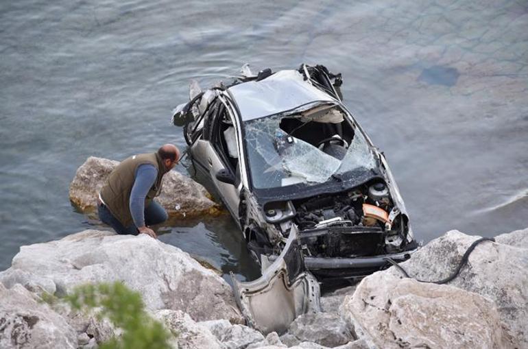 Kontrolden çıkan otomobil Eğirdir Gölüne uçtu: 2 yaralı