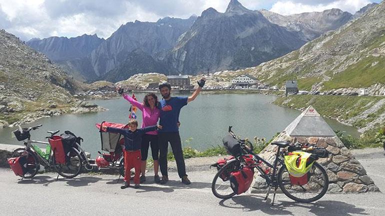 Bisikletle gezen Türk aile hayatının şokunu yaşadı Kendimizi Rusyada askeri üste bulduk