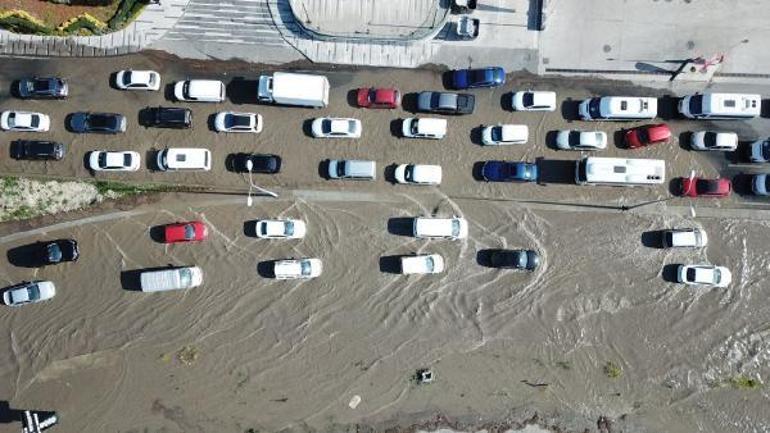 İstanbulda su borusu patladı Yollar göle döndü