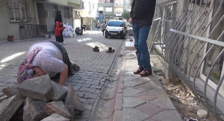 Sultangazide yılan paniği; dumanla çıkarmaya çalıştılar