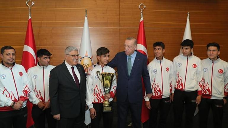 Cumhurbaşkanı Erdoğan, Bitlisli şampiyon sporcuları ağırladı