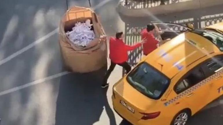 İki taksicinin müşteri kavgası Caddeyi boks ringine çevirdiler