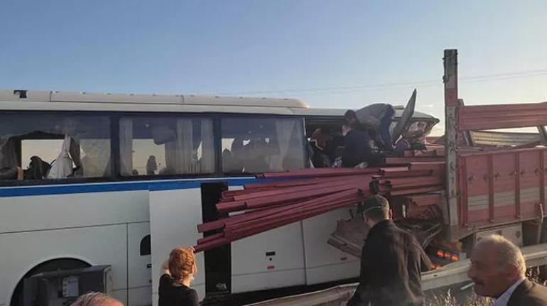 Manisada işçi servisi ve TIR çarpıştı: Ölü ve yaralılar var