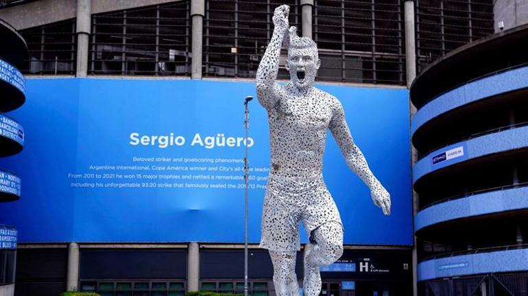 Manchester City, Agüeronun heykelini dikti