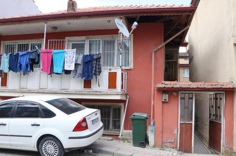 Hırsız ihtiyacım olanı aldım notu bırakarak kıymalı yumurta yapıp, duş aldı