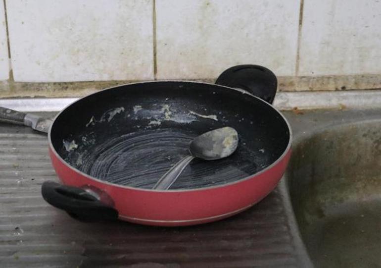 Hırsız ihtiyacım olanı aldım notu bırakarak kıymalı yumurta yapıp, duş aldı