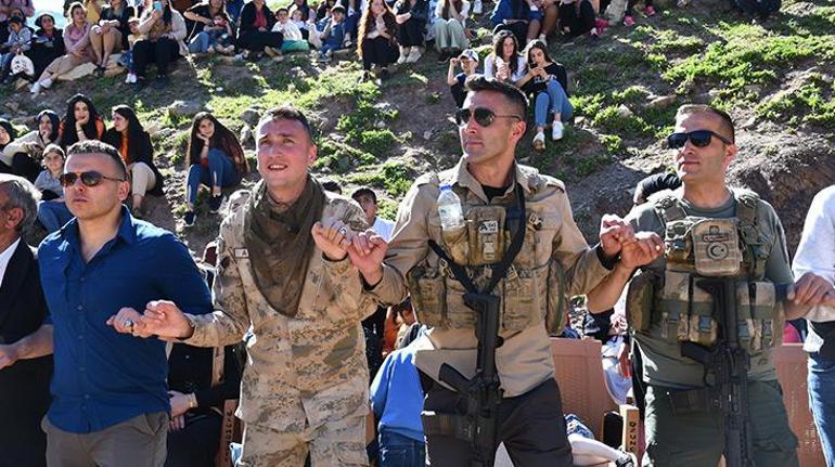 Uludere’de uçurtma şenliğinde askerler ile halk halay çekti