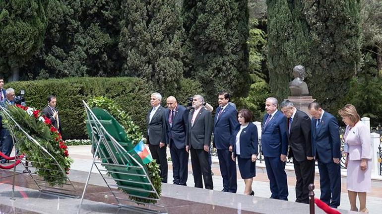 Şentop, Haydar Aliyevin Anıt Mezarını ve Türk Şehitliğini ziyaret etti
