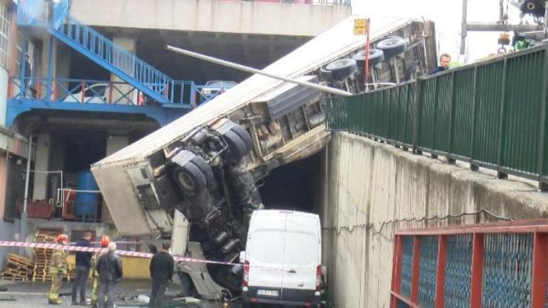 İstanbulda TIR işyerinin bahçesine uçtu