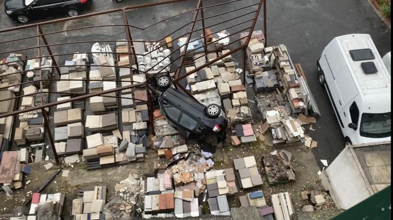 İstanbul’da korku dolu anlar Otomobil 50 metreden aşağıya uçtu