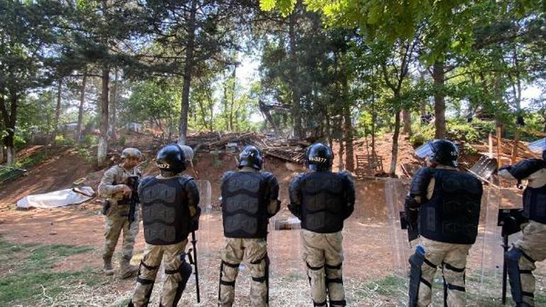 İnekli protestocunun kaçak ahırının yıkımında ortalık karıştı