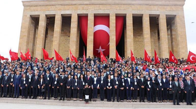 Anıtkabirde 19 Mayıs töreni Bakan Kasapoğlu: Aziz emanetiniz emin ellerde