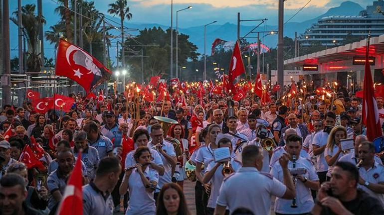 Antalyadan renkli görüntüler Binlerce kişi fener alayında yürüdü