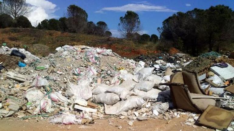 Manavgat yangınında zarar gören evlerin hafriyatı ormana döküldü