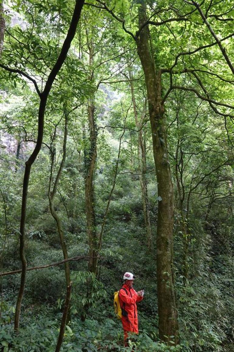 Çinde ormanla kaplı 192 metre derinliğinde devasa bir obruk bulundu
