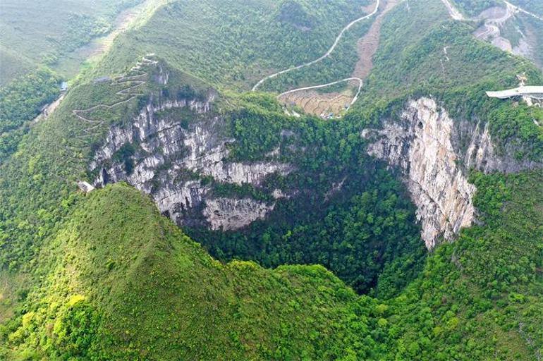 Çinde ormanla kaplı 192 metre derinliğinde devasa bir obruk bulundu