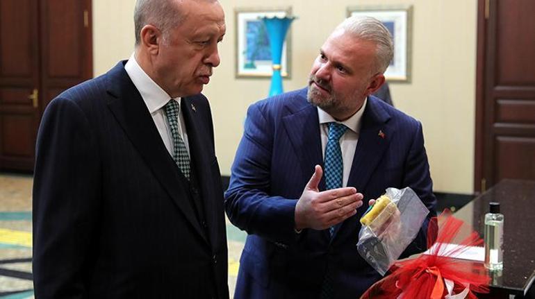 Çömlek sanatçısının yaptığı vazo, Cumhurbaşkanı Erdoğana takdim edildi
