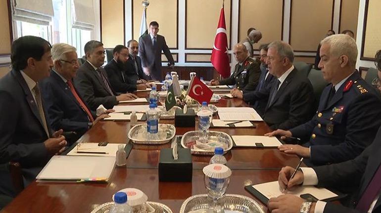 Bakan Akar, Pakistan Savunma Bakanı Asif ile görüştü