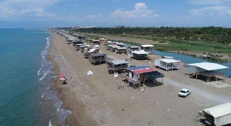 Antalyada beş yıldızlı otellere komşu Yıkılmayınca yerleştiler